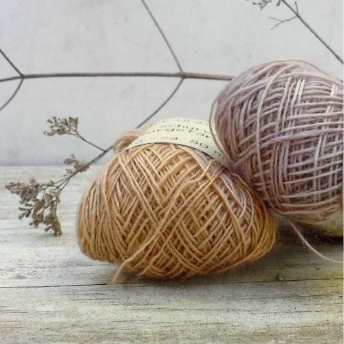 2 Knäuel pflanzengefärbtes Lacegarn in Mauve und Sand
