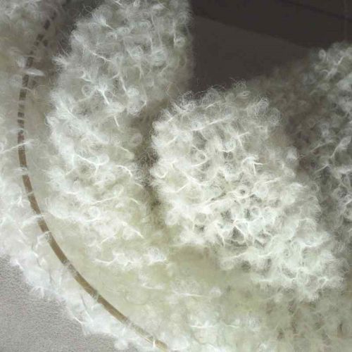 Naturfarbenes Alpaca-Boucle-Garn, verstrickt in kraus rechts