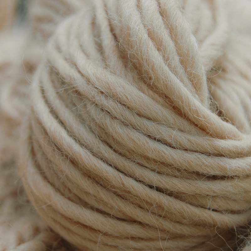 Vollbild Detailaufnahme Alpaka-Dochtgarn in beige