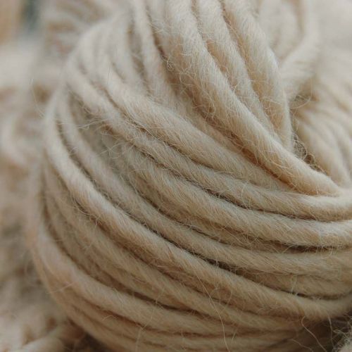 Detailaufnahme Alpaka-Dochtgarn in beige