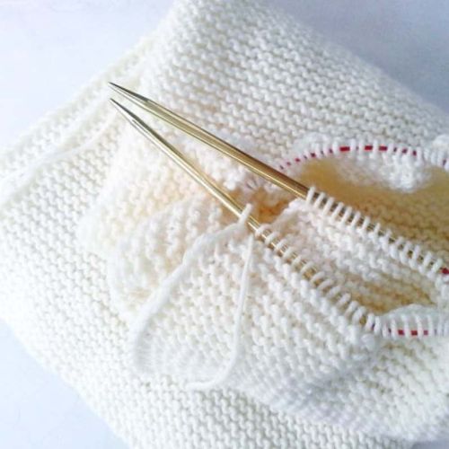 Naturfarbene Babydecke in Kraus-rechts-gestrickt mit Holz-Stricknadeln