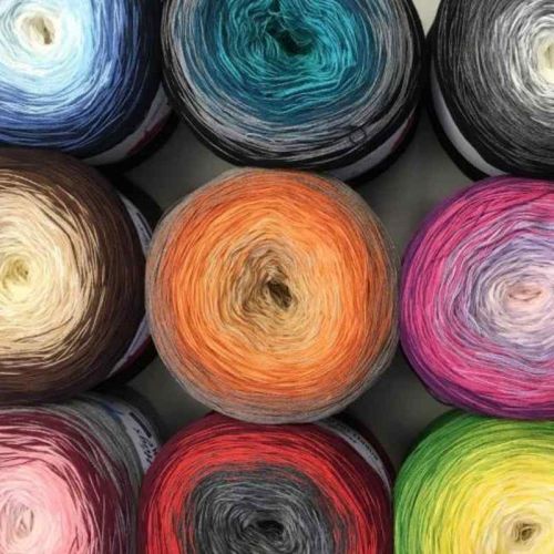 Bunte Knäuel Woolly Hugs Bobbel Cotton, aufeinandergestapelt