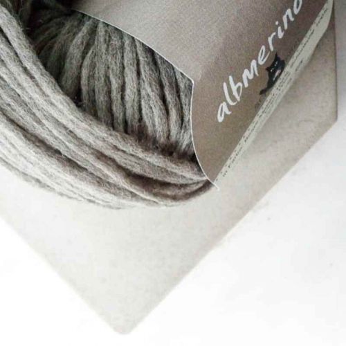 Teil-Detailaufnahme der Albmerino von Schoppel in beige-meliert