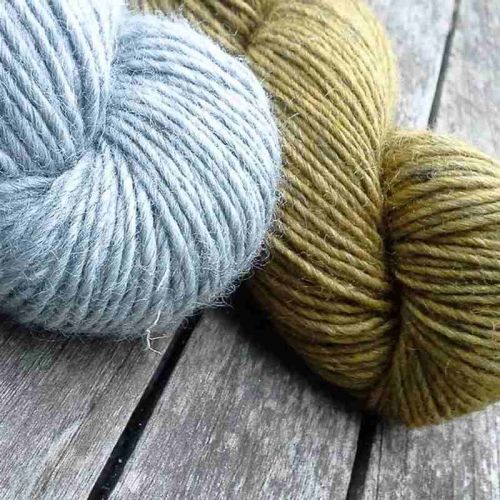 2 Stänge Wild Wool von Erika Knight in hellgrau und Olivgrün
