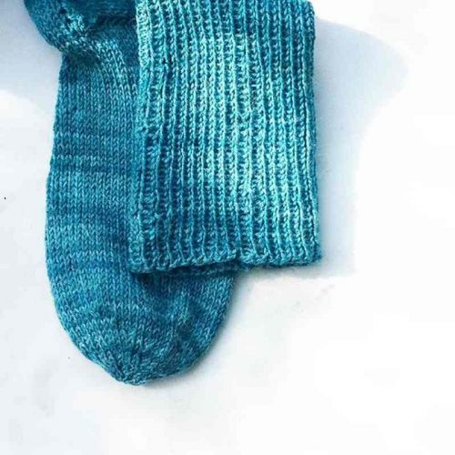 Handgestrickte Socke in malachit-melange aus Admiral-Hanf