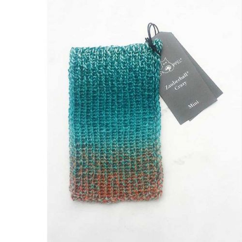 handgestrickte Strickprobe in türkis-orange-Farbverlauf