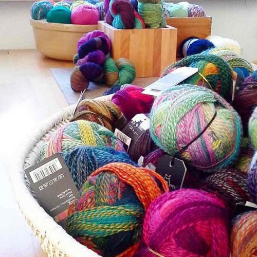 Viele, viele bunte Knäuel Crazy Zauberball in Korb