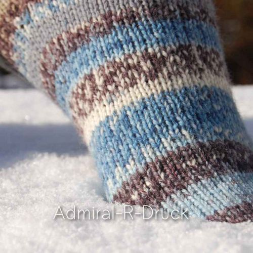 Detailaufnahme Socken in blau, natur und braun geringelt