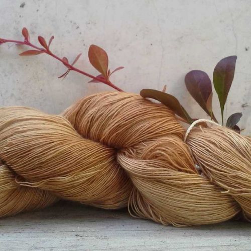 Strang Lace-Garn in Caramel-Melange mit Berberitze gefärbt