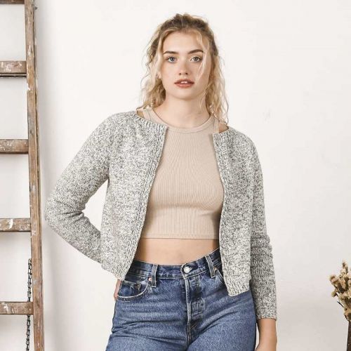 Model mit grauem Strick-Cardigan 