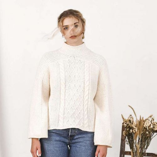 Model mit naturfarbenem Strukturpulli
