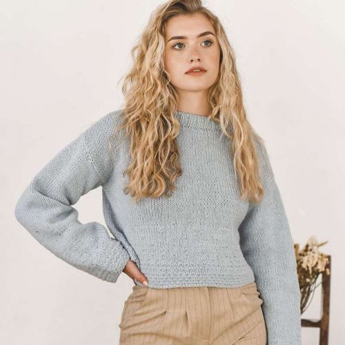 Model mit blau-grauem Kurzpulli