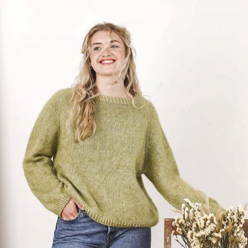 Model mit grünem Kuschelpulli