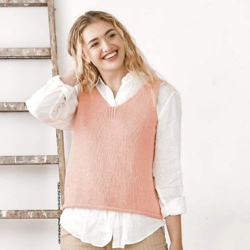 Model mit rosa Top über weißer Bluse