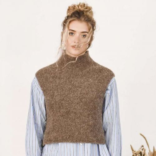 Model mit Pullunder aus braunem Alpacagarn