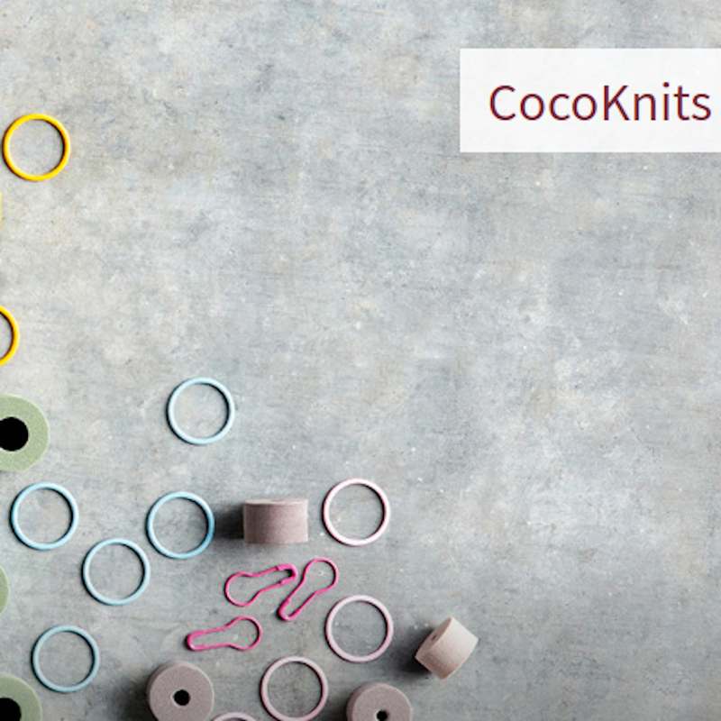Vollbild Maschenmarkierer und Maschenstopper von CocoKnits vor grauem Hintergrund
