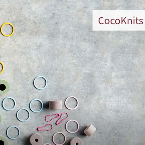 Maschenmarkierer und Maschenstopper von CocoKnits vor grauem Hintergrund