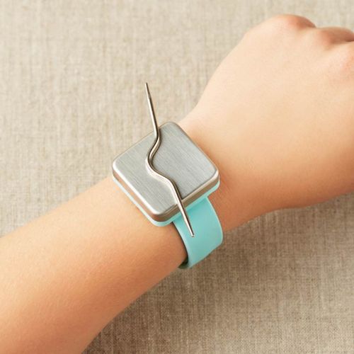 Magnetarmband am Arm mit Nadel