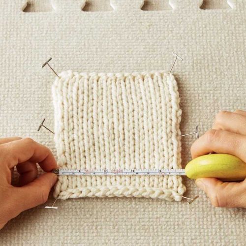 Maßband, das ein Strickstück ausmisst
