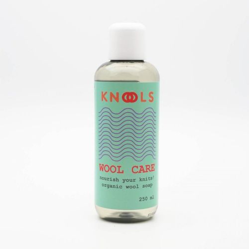 Flasche mit 250 ml Wool Care Wollwaschmittel, mintfarben mit roter Schrift
