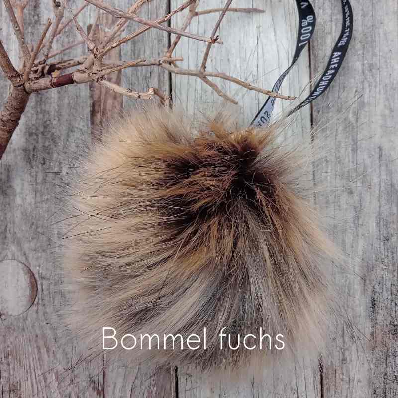 Vollbild Jeder Kunstfellbommel ein Unikat - hier in der Farbe Fuchs
